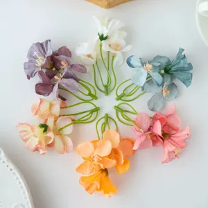 Detalle de flores de campanilla de seda artificial, accesorios para el cabello DIY.