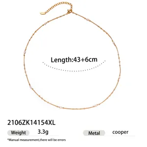 Élégant collier ras de cou couleur or délicat avec des accents de perles pour femmes.