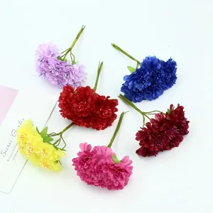 Nahaufnahme von bunten künstlichen Blumensträußen, ideal für DIY-Basteln und Hochzeiten.