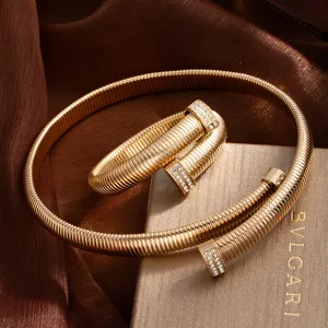 Gros plan de détail du luxueux ensemble de collier et bracelet serpentins flexibles en strass.