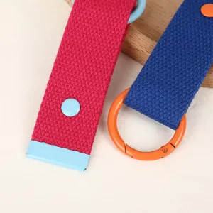 Nahaufnahme des bunten DIY Gurtband Schlüsselanhängers und Taschenanhängers für Basteln.