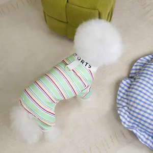 Vista detallada del mono a rayas para perros pequeños y gatos, ropa deportiva transpirable.