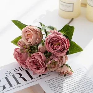 Bouquet di peonie rosa artificiali, primo piano dettagliato di fiori in seta per casa.