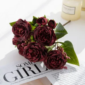 Bouquet di fiori artificiali di peonia in seta rosso scuro per decorazioni domestiche e tavola.