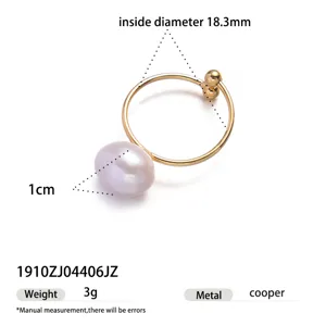 Bague en perle d'eau douce naturelle avec anneau doré, design élégant pour les femmes.