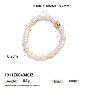 Vue détaillée de la bague en perles baroques d'eau douce avec perle dorée et dimensions.