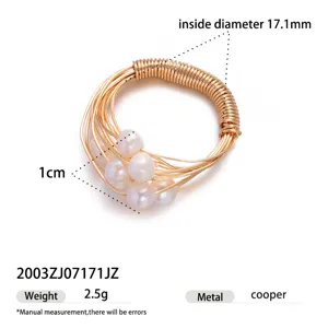 Vue détaillée de la bague élégante en perles d'eau douce multitours en fil de cuivre.