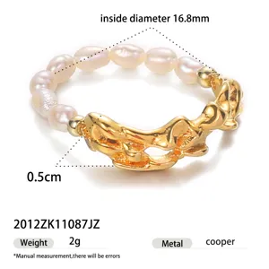Bague en perle d'eau douce naturelle avec design en métal irrégulier, détail avec la taille.