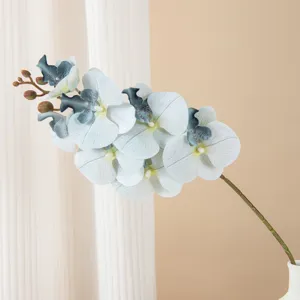 Vista dettagliata del ramo di orchidea phalaenopsis finta, petali realistici per casa.