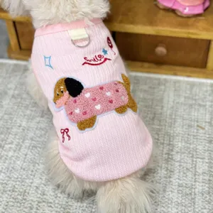 Détail de gilet pour chien côtelé rose, patch brodé teckel mignon, vêtement animal avec anneau.