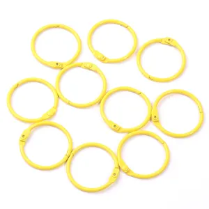 Nahaufnahme Detailansicht von leuchtend gelben Metall Ringbuchringen für handgemachte Basteleien.