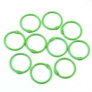 Detailansicht gruener Metall Ringbuchringe und Schluesselringe mit strapazierfaehiger Lackierung.
