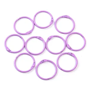 Detailansicht lila Metall Ringbinder Ringe, ideal für DIY Notizbücher und Schlüsselringe.