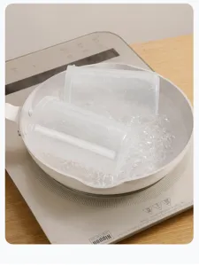Vista dettagliata che mostra flaconcini in plastica resistenti al calore in acqua bollente.