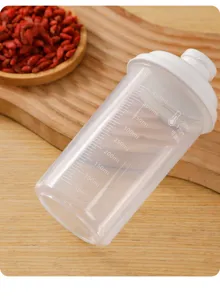Bottiglia di stoccaggio in plastica trasparente graduata per liquidi, uso alimentare e sicuro.