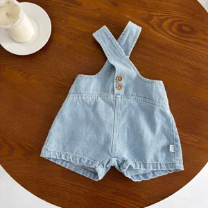 Neonato pantaloncini salopette in denim azzurro, bretelle incrociate, vestiti estivi per bambini.