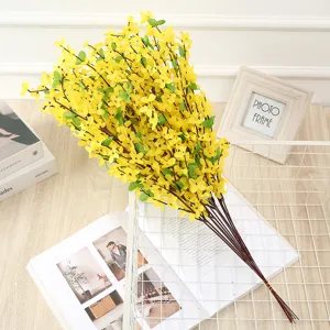 Bouquet di fiori gialli di forsizia artificiale, dettaglio decorazione tavola matrimonio casa.
