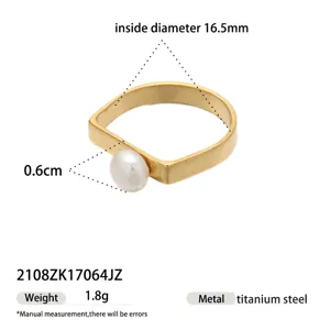 Vue rapprochée de la bague en acier titane et perle montrant le diamètre intérieur.