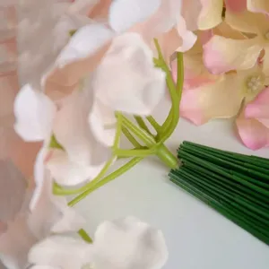 Cabezas de flores artificiales con tallos verdes para arreglos florales y bodas.