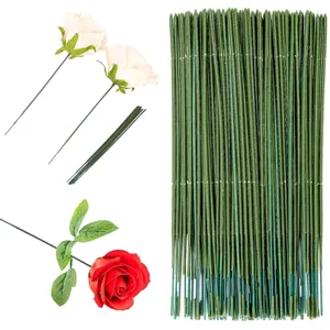 Conjunto de tallos de flores artificiales y cabezas de rosas para decoración y manualidades.