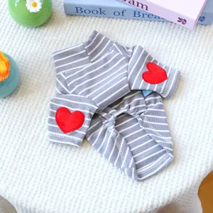 Camicia a righe grigie per animali con toppa a cuore rosso, vestiti caldi per cuccioli.