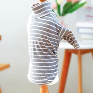 Maglione a collo alto per animali a righe grigie, caldo abbigliamento invernale cane dettaglio.