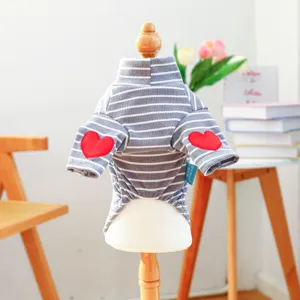 Maglione per cani a righe grigie con cuori rossi, caldo abbigliamento invernale per cuccioli.