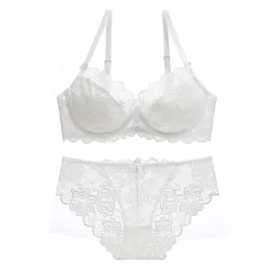 Elegante set di lingerie in pizzo bianco con reggiseno con ferretto e slip abbinati