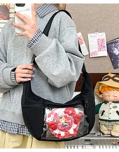 Bolso ita de lona negra en forma de luna con ventana transparente en un entorno real