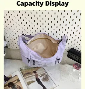 Vista detallada de la capacidad interior del bolso de lona morado con bolsillo transparente
