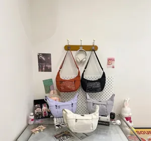 Colección de bolsos bandolera de lona estilo japonés con ventana transparente para pines.