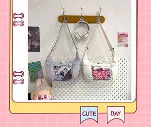 Bolsos Ita de lona con forma de luna creciente y ventanas transparentes en un panel