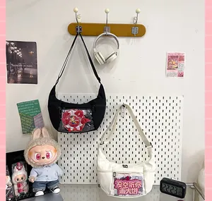 Detalle de bolso luna de lona en negro y crema con ventana transparente para ita-bag.