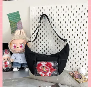 Vista detallada del bolso de lona negro con forma de luna y bolsillo transparente