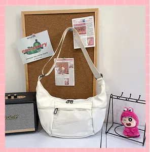 Detalle del bolso ita de lona blanca con ventana transparente para pines y chapas