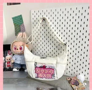Bolso ita de lona blanca en forma de media luna con bolsillo frontal transparente pins.