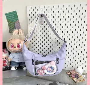 Detalle del bolso Ita de media luna lavanda con ventana transparente para chapas