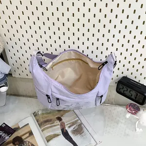 Bolso bandolera japonés lila claro en forma de luna con una ventana transparente