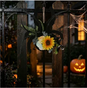 Detail van een Halloween spinnenkrans met een kunstmatige zonnebloem op houten hek