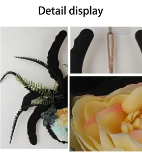 Gedetailleerde close-up van kunstbloemen en jute ophangtouw op een Halloween spinnenkrans.