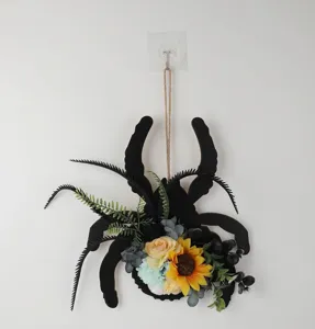 Gedetailleerde weergave van Halloween spinnenkrans met zonnebloem en kunstbloemen