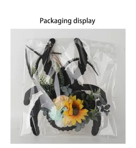Detail van Halloween spinnenkrans met kunstbloemen in een doorzichtige zak