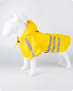 Vue détaillée d'un manteau de pluie pour chien jaune avec capuche et bandes réfléchissantes.
