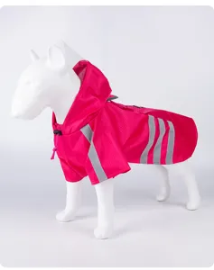 Imperméable rose pour chien avec capuche transparente et bandes réfléchissantes pour animaux.