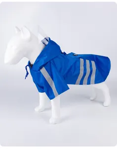 Imperméable pour chien bleu avec capuche transparente et bandes réfléchissantes pour grands chiens.