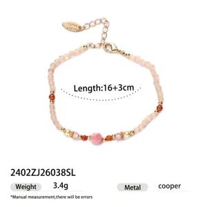 Gedetailleerd uitzicht van de zomer mode kralenarmband met roze stenen en handige verlengketting.