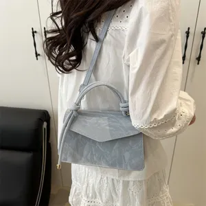 Stijlvolle lichtblauwe handtas voor dames, casual crossbody schoudertas met gekreukte textuur.