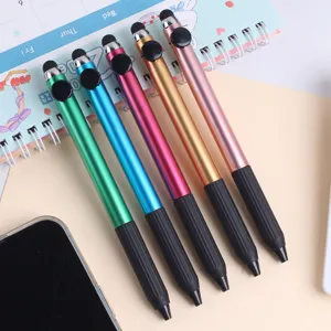 Nahaufnahme von multifunktionalen Eingabestift-Kugelschreibern in fünf leuchtenden Farben.