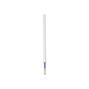 Close-up detail van witte uitwisbare gelpen navulling met blauwe dop, schoon product.