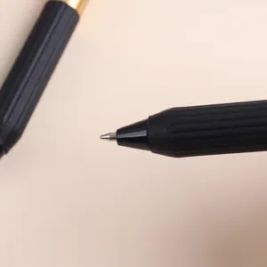 Schwarze Kugelschreiber Detailansicht mit feiner Metallspitze und geripptem Griff.
